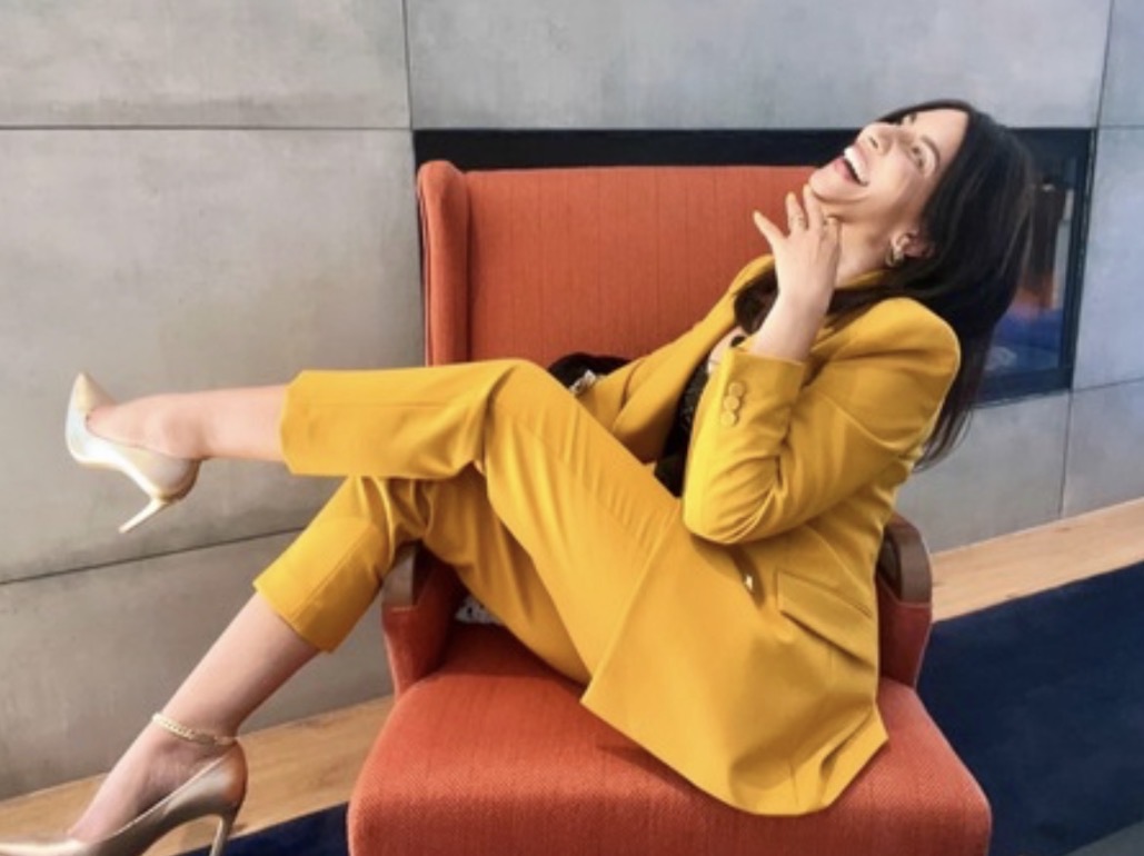 Rosa Rodríguez sentada en un sillón, en un ambiente profesional y cercano